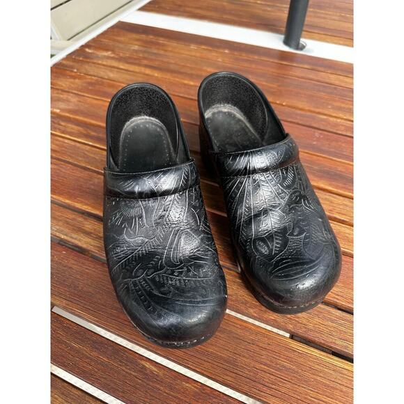 Dansko Black Leather Women's 9/EU 40 Professional Tooled Floral Embossed Clog - Picture 3 of 9